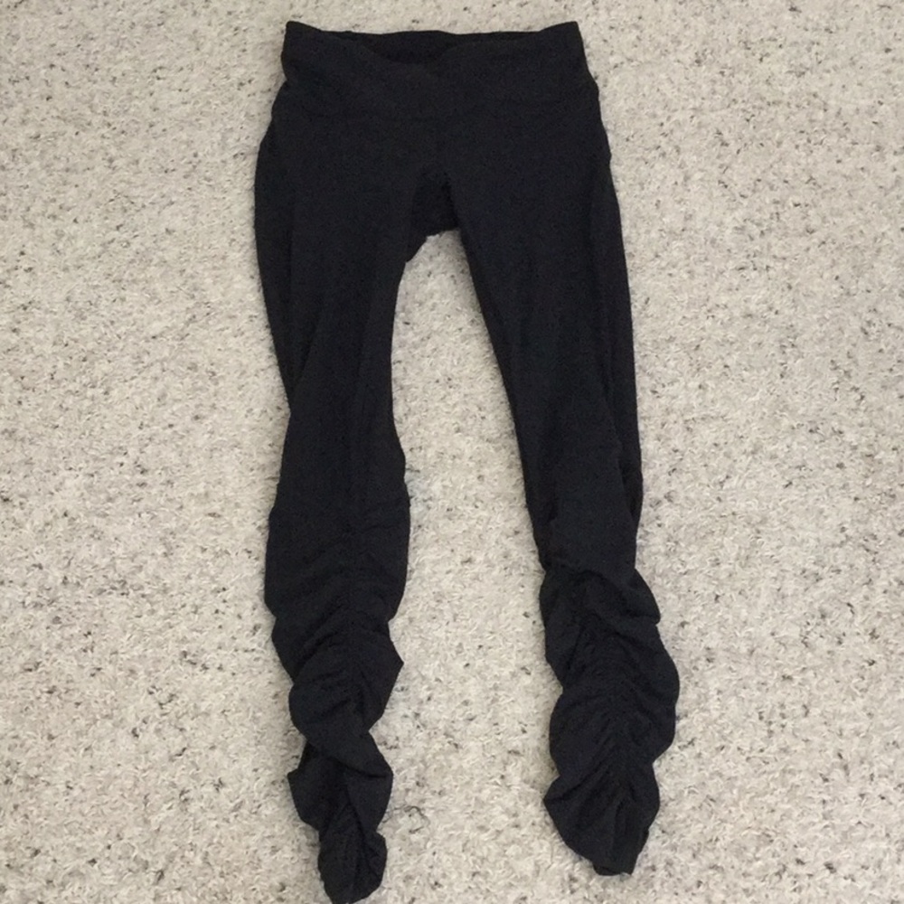 Black scrunch-calf lululemon leggings size 6